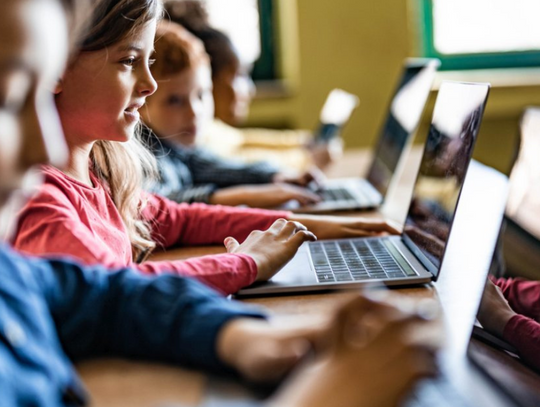 Skąd wziąć pieniądze na laptopy dla czwartoklasistów? PiS zostawił niezły bałagan