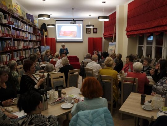 Słodki Wieczór Poezji. Spotkanie w powiatowej bibliotece.