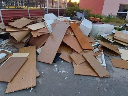 "Śmieciarz" zatrzymany na gorącym uczynku. Odpady z gminy Szemud do Wejherowa...