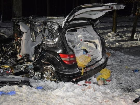 Śmiertelny wypadek w Nowym Dworze Wejherowskim. Kierowca mercedesa uderzył w przydrożne drzewo