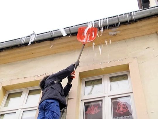 Sople, śnieg... Obowiązek odśnieżania