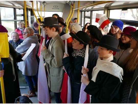 Spiewali w autobusie pieśni patriotyczne. Godność, wolność, niepodległość...