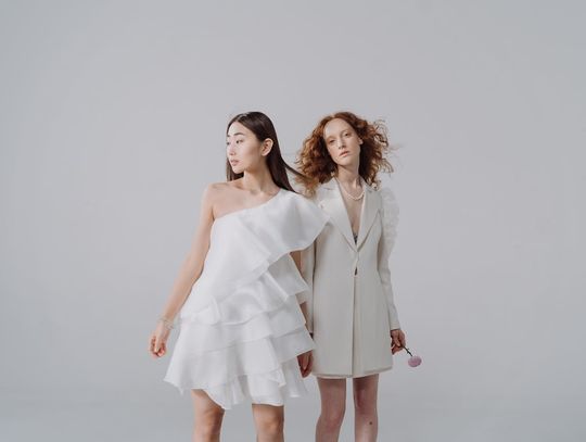 Spódniczka rozkloszowana – komu pasuje i jak ją stylizować na różne okazje