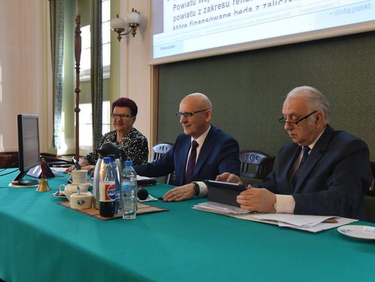 Sprawozdania, zwiększenie środków  i elektromobilność. Sesja powiatu wejherowskiego