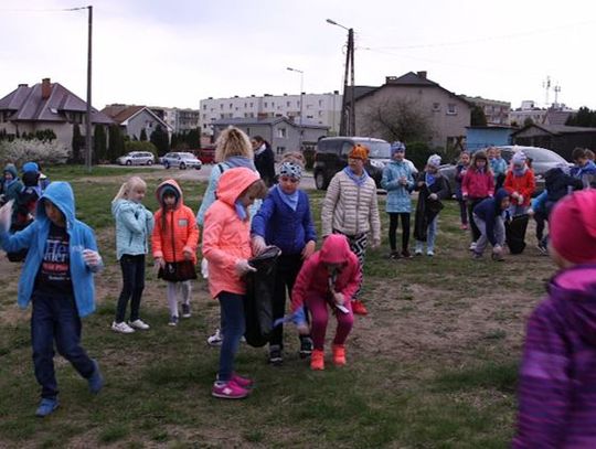 Sprzątanie świata. Uczniowie "jedenastki" uczcili Światowy Dzień Ziemi. 