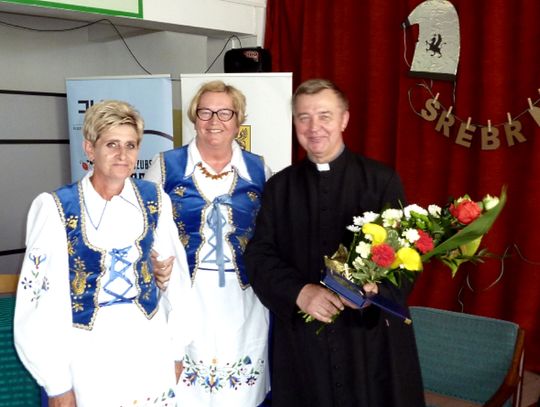 Srebrna Tabakiera Abrahama. Ksiądz na medal