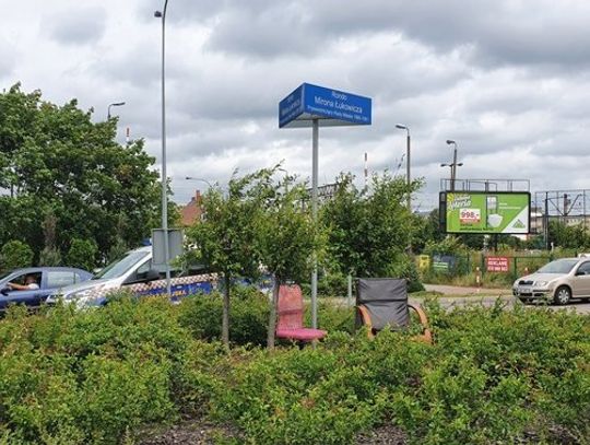 Stare meble na rondzie. Wiadomo skąd pochodzą