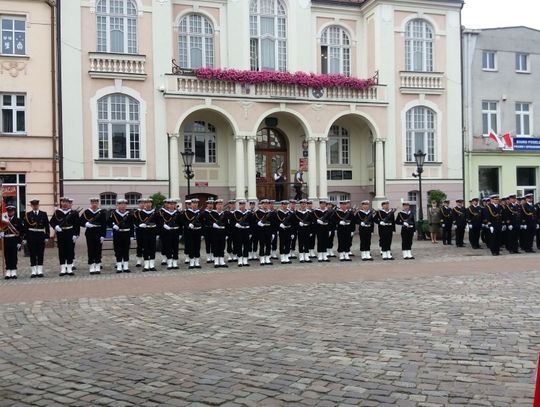 Święto garnizonu z wejherowskiej jednostki. Uroczysty apel przed Ratuszem. 