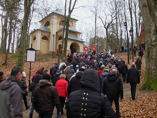 Tłumy na Kalwarii Wejherowskiej. Odzwierciedlenie drogi Chrystusa w Jerozolimie. 