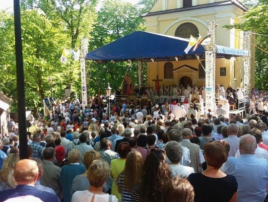 Tłumy na kalwaryjskim odpuście. Zawierzenie powiatu...