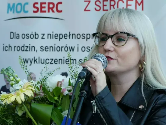 „Twórczość bez barier” – poruszająca wystawa w Filharmonii Kaszubskiej otwarta