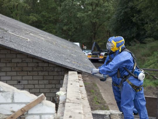 Tykająca bomba na polskich dachach. Z azbestem jeszcze długo sobie nie poradzimy [DANE Z WOJEWÓDZTW]