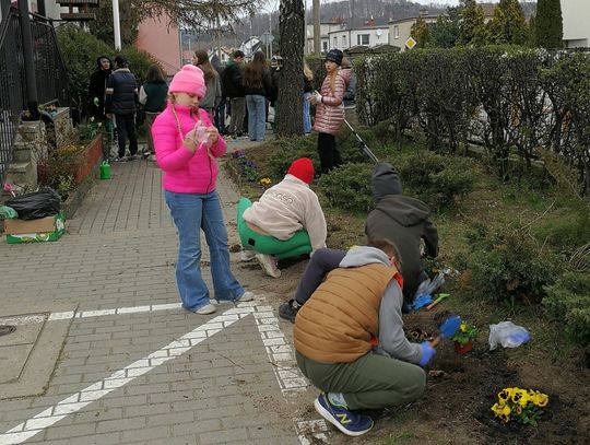 Uczniowie Społecznej sprzątali okolicę swojej szkoły