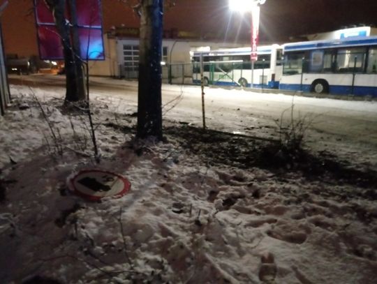 Uderzył w znak i uciekł. "Zostawił" tablicę rejestracyjną...
