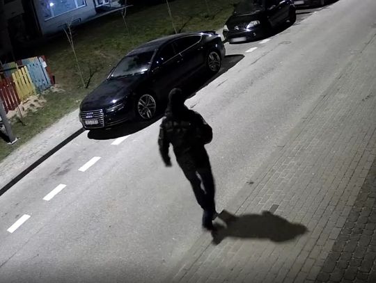 Ukradł luksusowy samochód z parkingu. Policja publikuje wizerunek sprawcy [WIDEO]