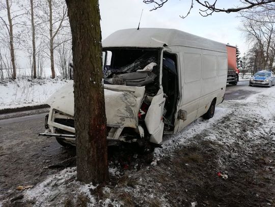 Volkswagenem uderzył w drzewo. Policjanci wyjaśniają okoliczności zdarzenia