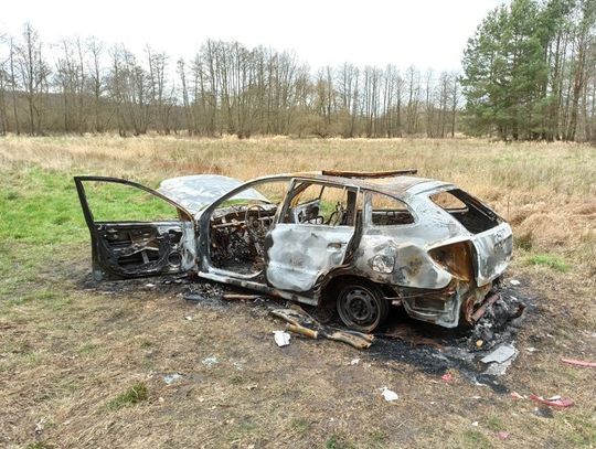 W lesie między Wejherowem a Redą. Spalone auto i wyrzucone opony