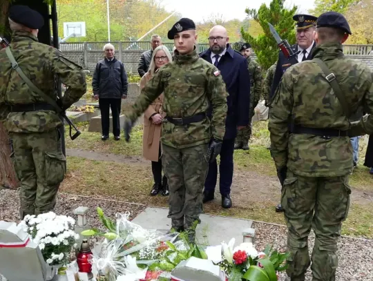 Wejherowo pamięta o bohaterach. Kwiaty i znicze na grobach żołnierzy i ofiar wojny