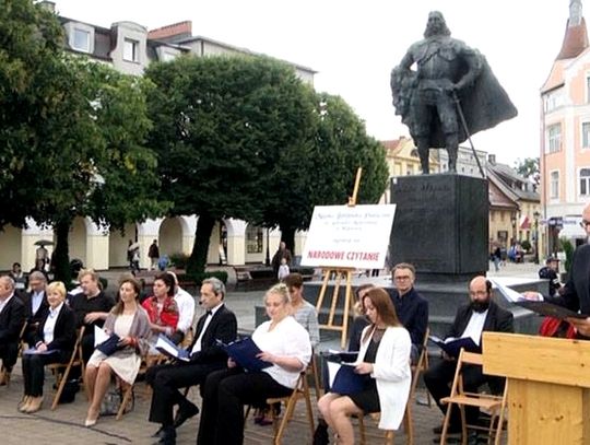 "Wesele" na Placu Wejhera. Czytali Wyspiańskiego.