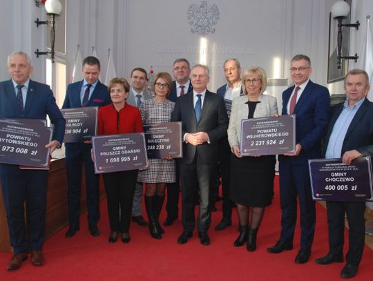 Wojewoda podpisał kolejne umowy z samorządami. Ponad 2 mln dla powiatu wejherowskiego