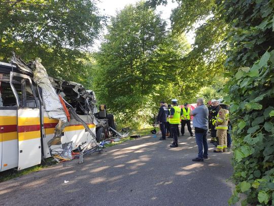 Wracamy do wypadku w Mierzynie. Pojazd osobowy uderzył w autobus... 