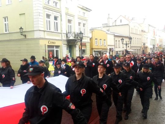 Wspólne zdjecie i parada. Jak przebiegał Dzień Niepodległości w Wejherowie. 