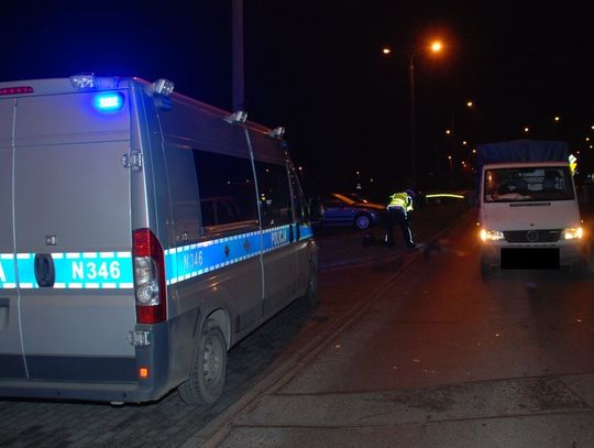 Wtargnął na jezdnie w miejscu niedozwolonym. Został potrącony przez auto.