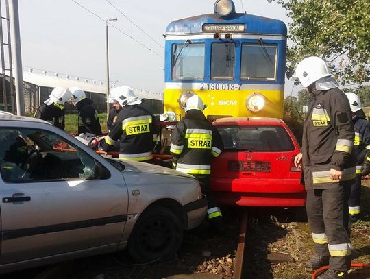 Wypadek masowy. Samochody wjechały pod pociąg (ćwiczenia)