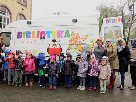 Z Łęczyc do Wejherowa czyli wizyta Bibliobusa. Dzieci i spotkanie z Fidlerem.