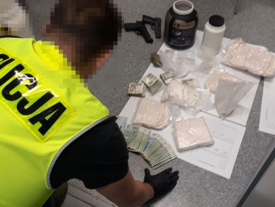 Zabezpieczyli 3 kg zabronionych substancji i broń. Podejrzani usłyszeli zarzuty