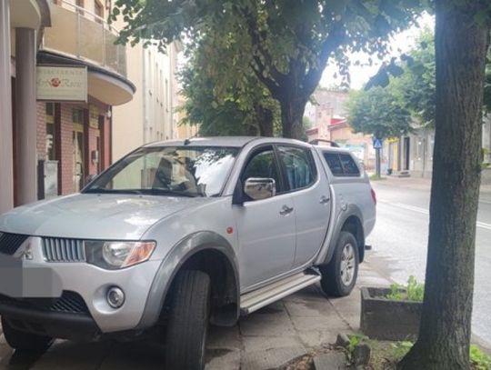 Zajęła całą szerokość chodnika, ale... Nie widziała w tym nic zlego, bo auto jest duże