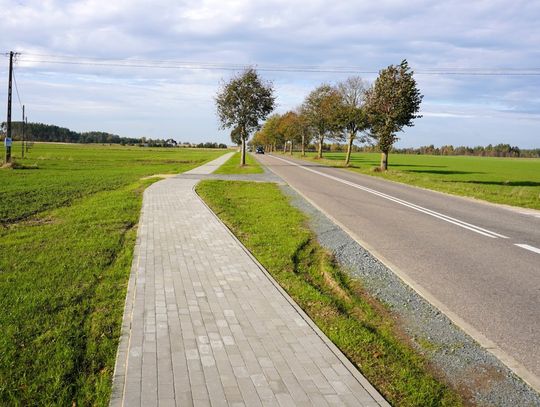 Zakończono prace na trasie Zakrzewo–Linia – 2,3 km chodnika już służy mieszkańcom.