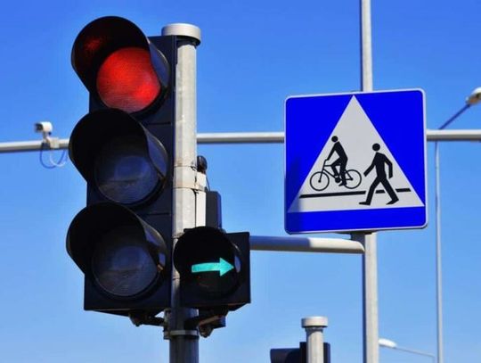 Zamieszanie z zieloną strzałką. Jedno wykroczenie, dwa różne mandaty