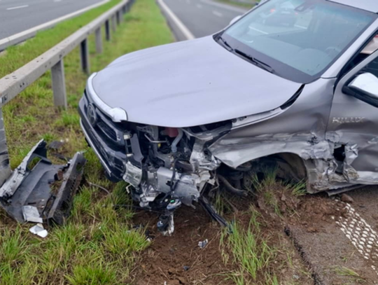 Zaśnięcie za kierownicą na Trasie Kaszubskiej – 23-latek uderzył w bariery ochronne