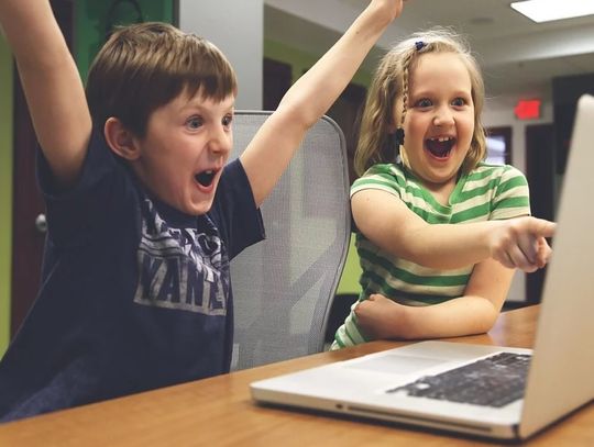 Zdalne nauczanie. Laptopy dla uczniów powiatowych szkół