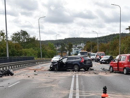 Zderzyło się pięć pojazdów. Cztery osoby ranne