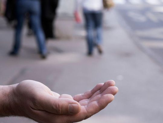 Żebranie na ulicy ma być legalne? Jest ostry sprzeciw. Chodzi o dzieci