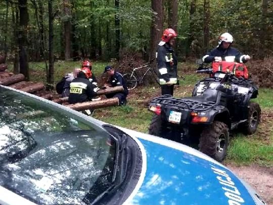 Zgubił się w lesie i doznał kontuzji. Policjanci oraz strażacy szybko odszukali mężczyznę. 