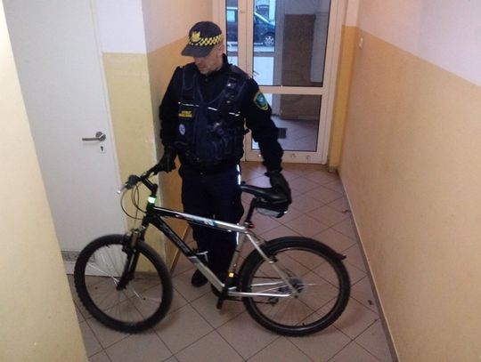 Złodziej zasnął na klatce schodowej. Odzyskany łup...