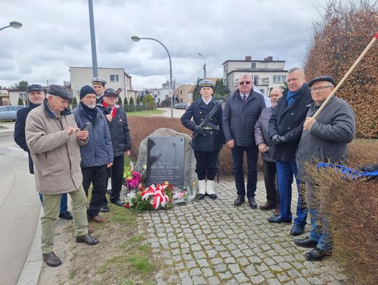 Złożono kwiaty na rondzie im. Ks. Prałata Hilarego Jastaka