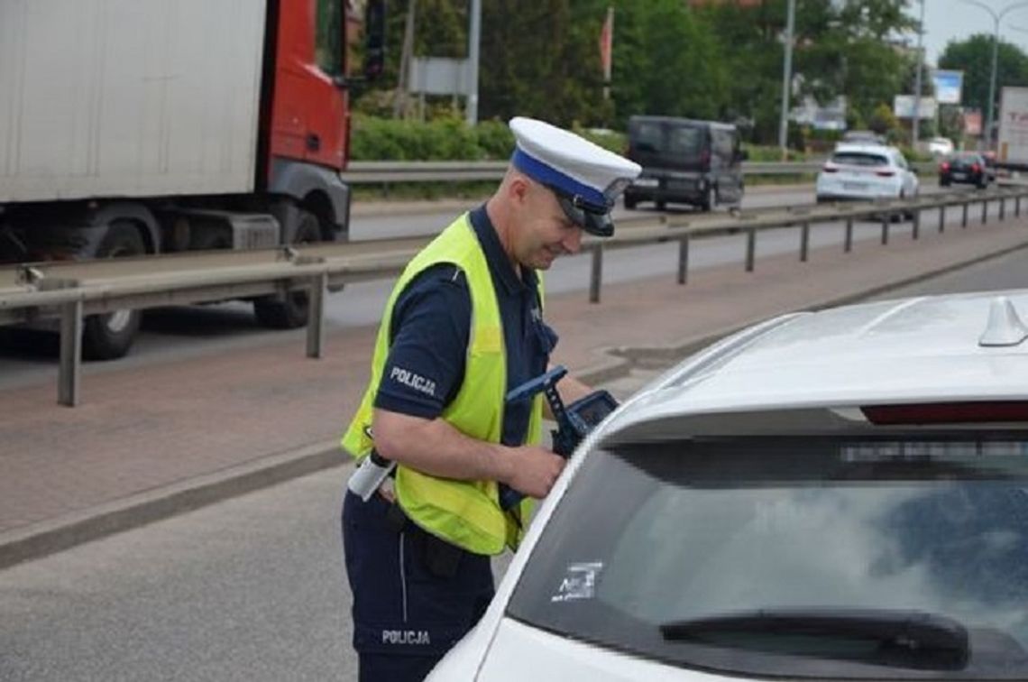 20-latek stracił prawo jazdy i został ukarany mandatem w wysokości 5000 zł