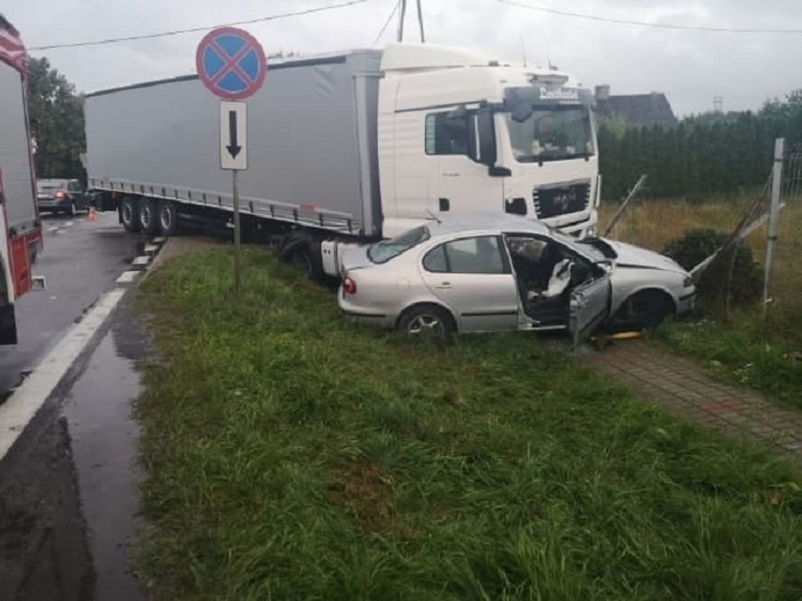 Bożepole Wielkie. Zderzenie osobówki z pojazdem ciężarowym. 