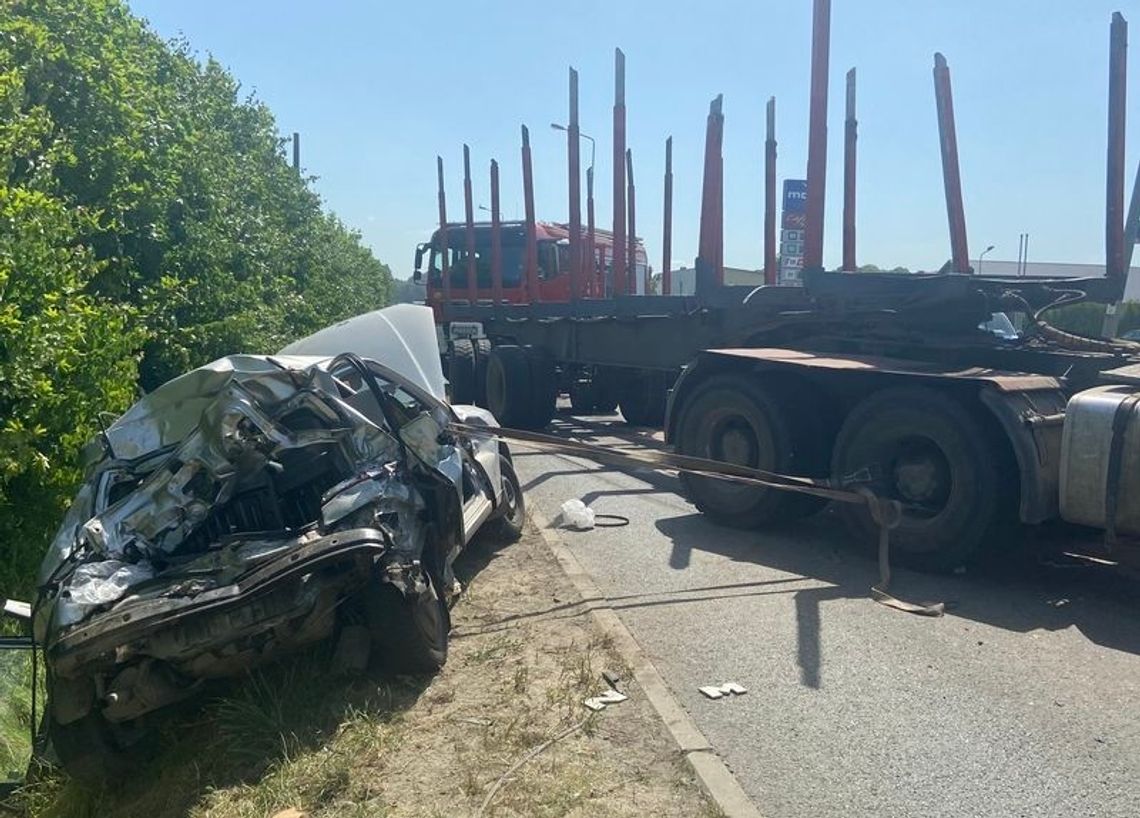 Ciężarówką uderzył w tył samochodu osobowego. Policjanci zatrzymali kierowcy prawo jazdy