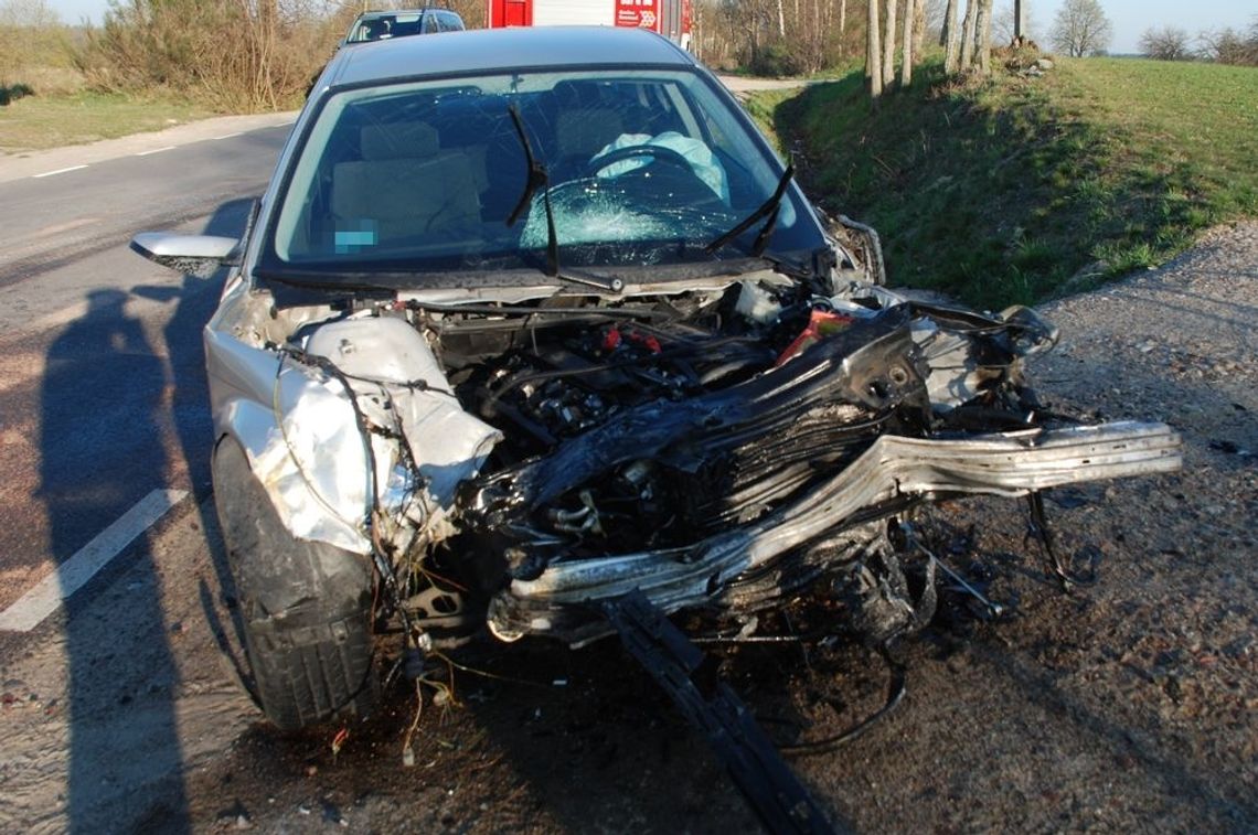 Czołowe zderzenie w Będargowie. Trafili do szpitala