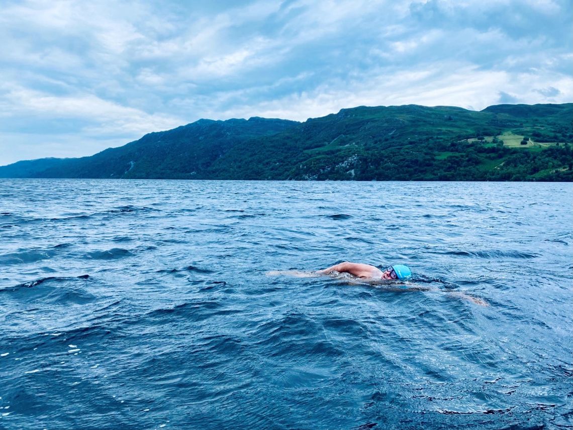 Dogadał się z potworem z Loch Ness. Rumianin przepłynął szkockie jezioro, by wesprzeć szpitale