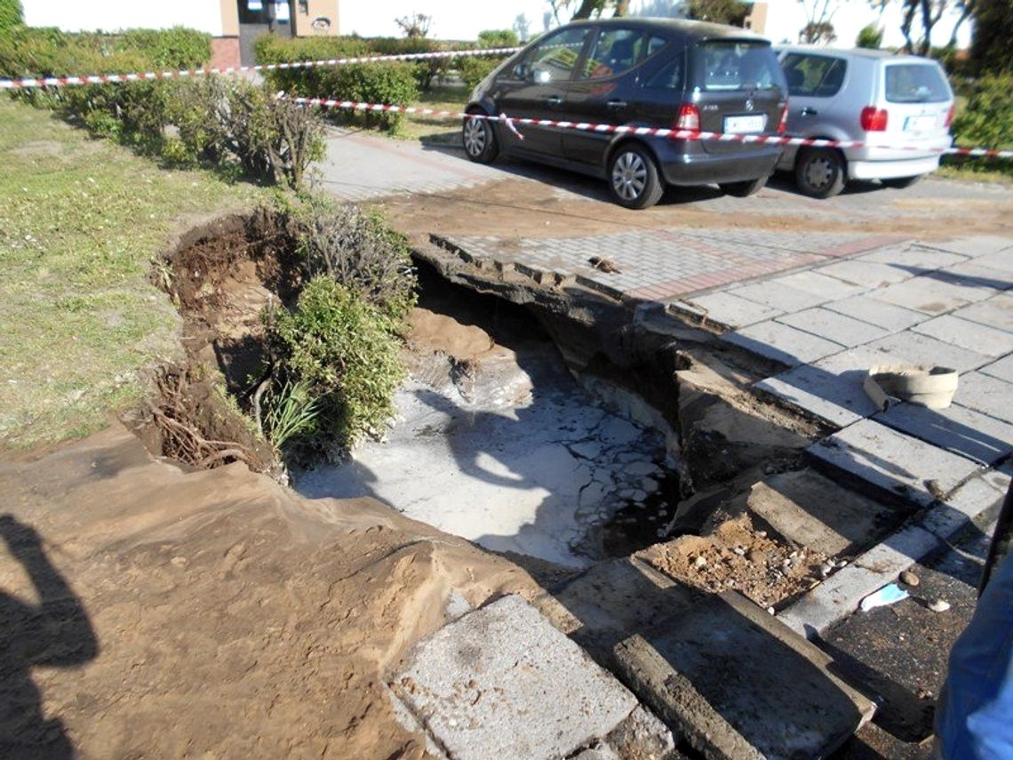 Doszło do awarii wodociągowej. Pod zaparkowanym autem pękła rura. Istniało ryzyko zapadnięcia pojazdu. 