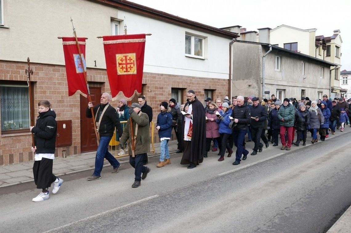 Droga krzyżowa na ulicach miasta. Pielgrzymi modlili się na Kalwarii Wejherowskiej