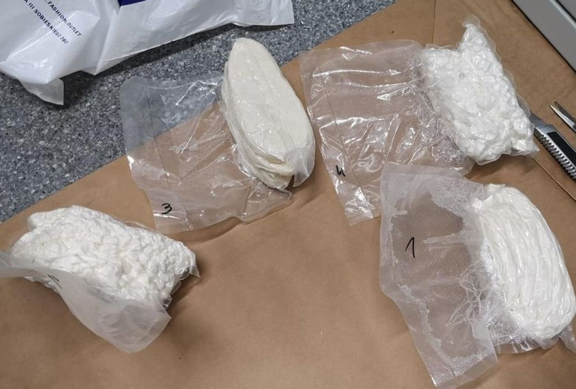 Dwaj 22-latkowie odpowiedzą na posiadanie narkotyków. Zabezpieczono ponad 9 kg