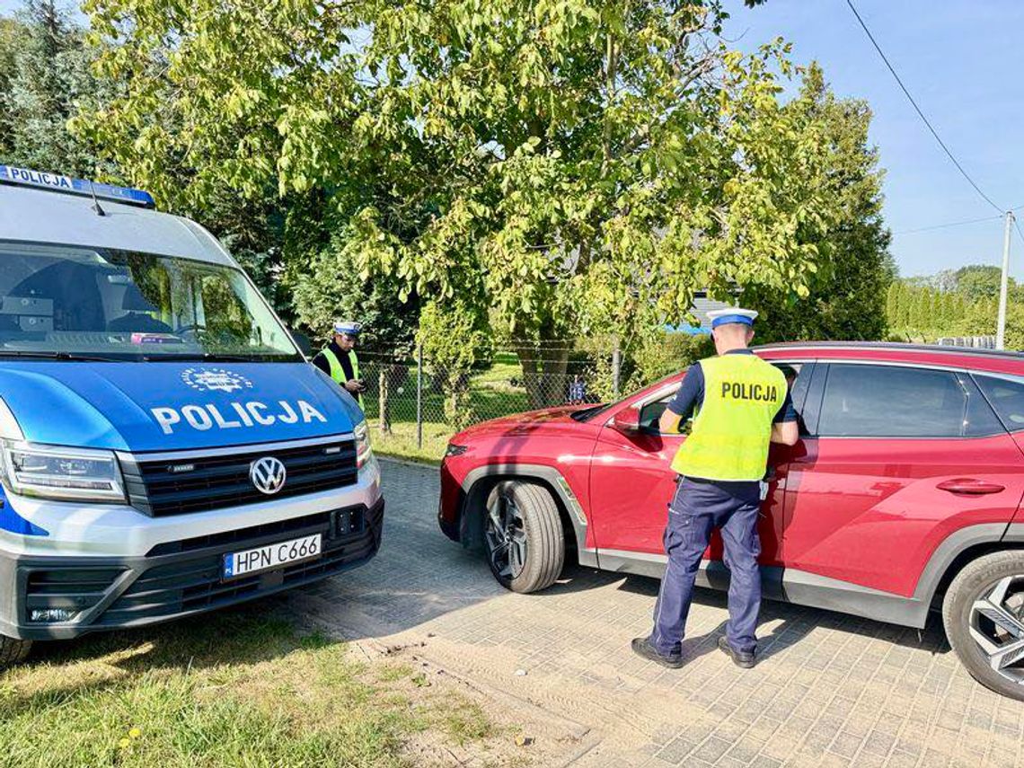 Dwóch kierowców bez prawa jazdy po rajdzie 100 km/h w zabudowanym – wysokie mandaty