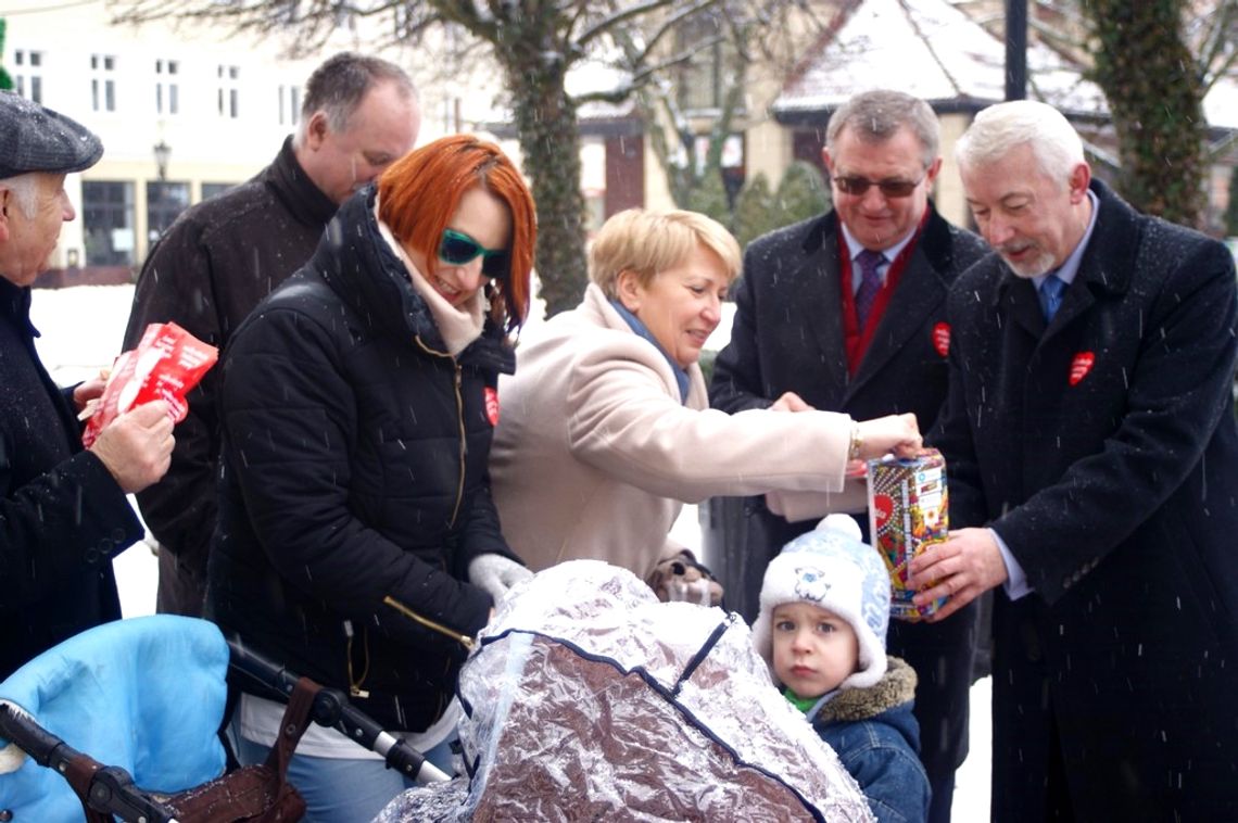 Dziś zbierają pieniądze. W Wejherowie nie brakuje wolontariuszy i osób wspierających WOŚP. (zobacz foto)